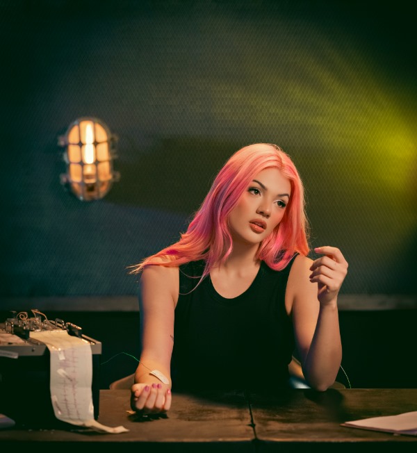 Conheça Aya, cantora e compositora que acaba de assinar contrato com a Universal Music 